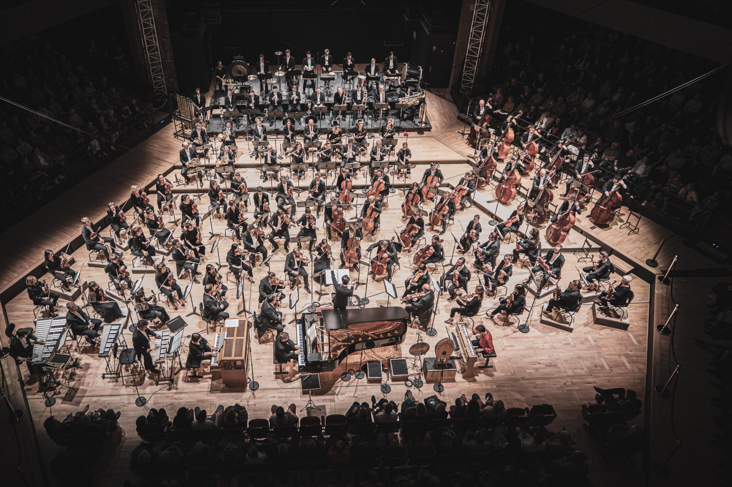 Tarmo Peltokoski dirige la <i>Turangalîla-Symphonie</i> à la Halle aux grains © Romain Alcaraz