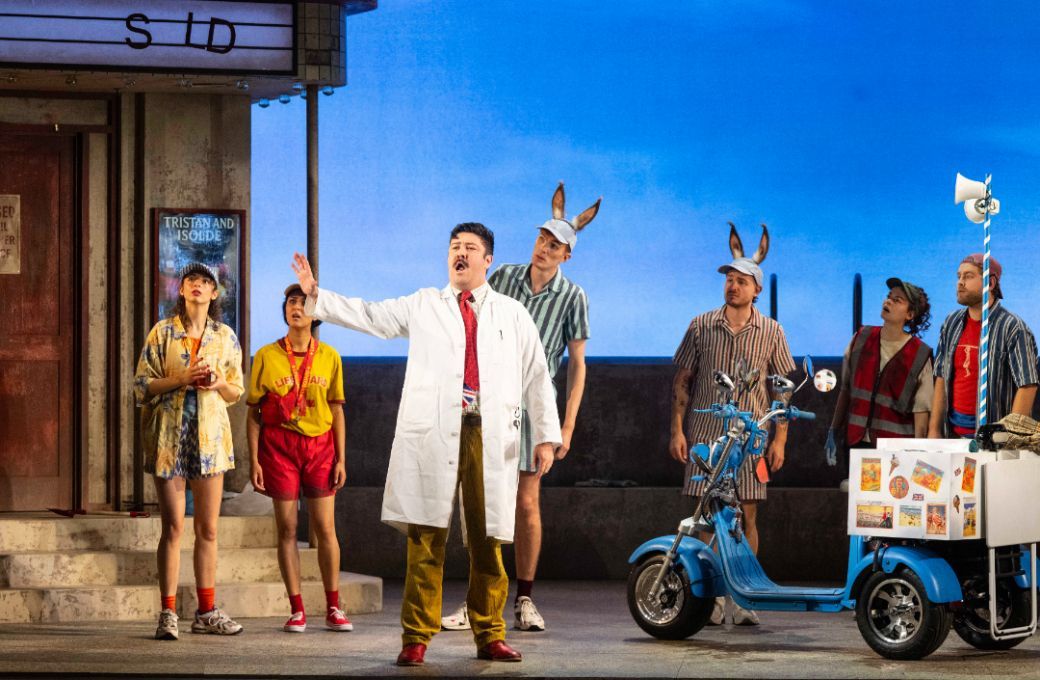 Emyr Wyn Jones (Dulcamara) and chorus © Richard Hubert Smith