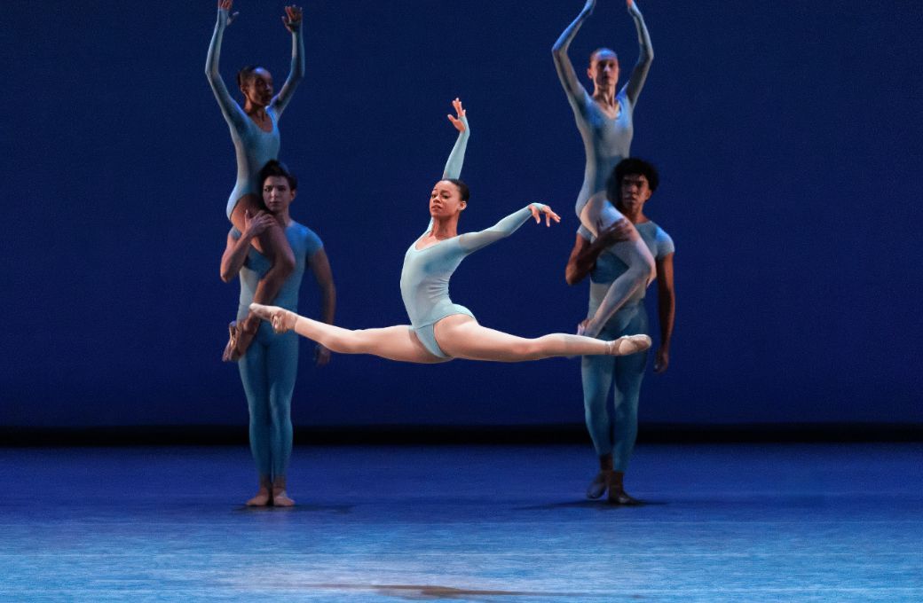 Olivia Bell and the Company in Gianna Reisen's <i>Signs</i> &copy; Erin Baiano