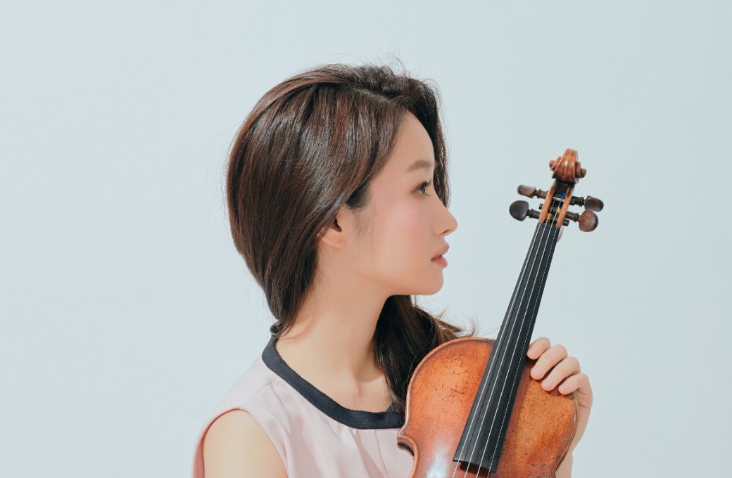 Bomsori with the Guarneri del Ges&ugrave; &lsquo;ex‑Moller&rsquo; (1725) &copy; Kyutai Shim | Deutsche Grammophon