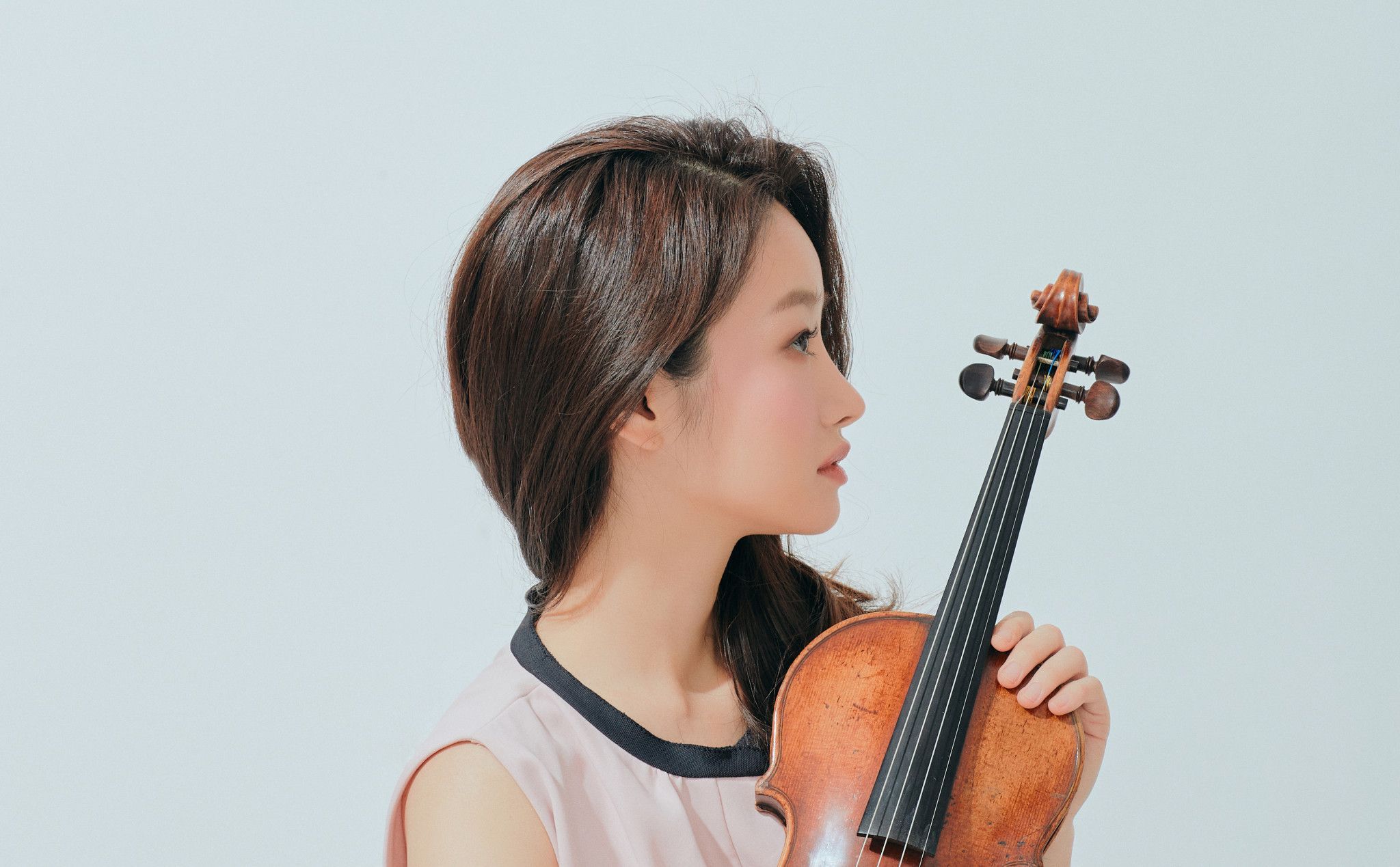 Bomsori with the Guarneri del Gesù ‘ex‑Moller’ (1725) &copy; Kyutai Shim | Deutsche Grammophon