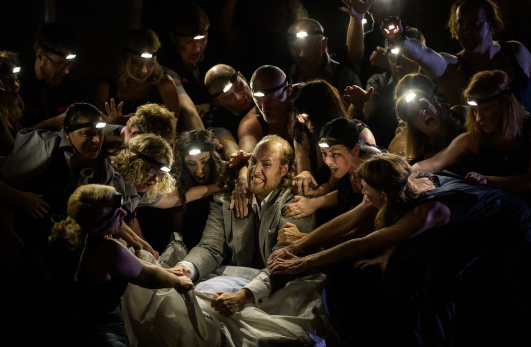 Evan LeRoy Johnson (Idomeneo) and the State Opera Chorus &copy; Serghei Gherciu