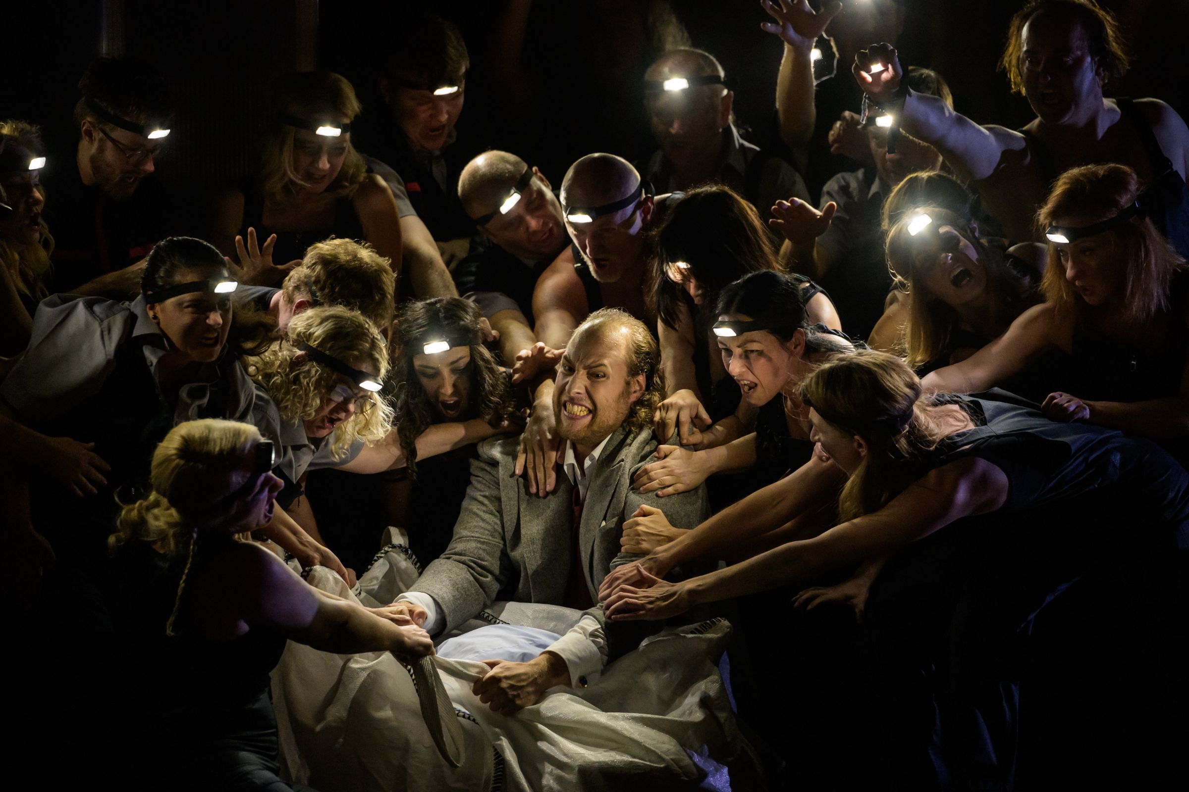 Evan LeRoy Johnson (Idomeneo) and the State Opera Chorus © Serghei Gherciu