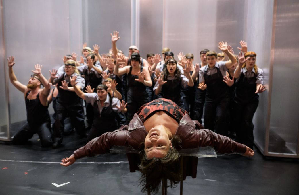 Petra Alvarez Šimková (Elettra) and the State Opera Chorus © Serghei Gherciu