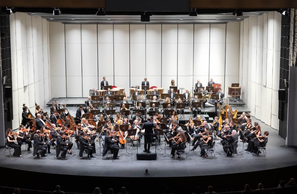 Pablo Gonz&aacute;lez al frente de la Orquesta Sinf&oacute;nica de Tenerife &copy; Miguel Barreto | Auditorio de Tenerife