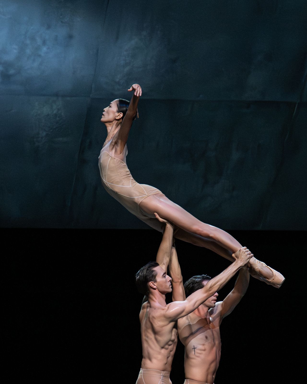 Sangeun Lee, Gareth Haw and Lorenzo Trossello in David Dawson's <i>Four Last Songs</i> &copy; Photography by ASH