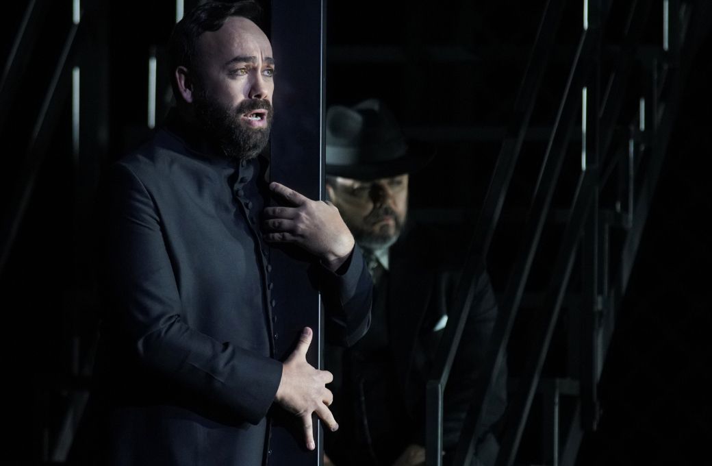 Antoni Lliteres como Luis de Vargas, al fondo, Rodrigo Esteves en el papel de Pedro de Vargas &copy; Elena del Real | Teatro de la Zarzuela