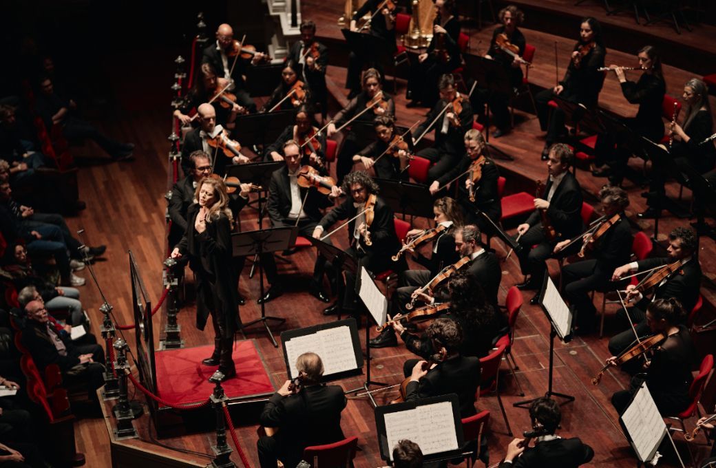 Barbara Hannigan sings with &ndash; and conducts &ndash; the Royal Concertgebouw Orchestra &copy; Milagro Elstak