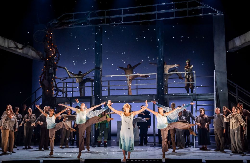 Anna Dennis (Susanna), Phoenix Dance Theatre and Chorus of Opera North &copy; Tristram Kenton