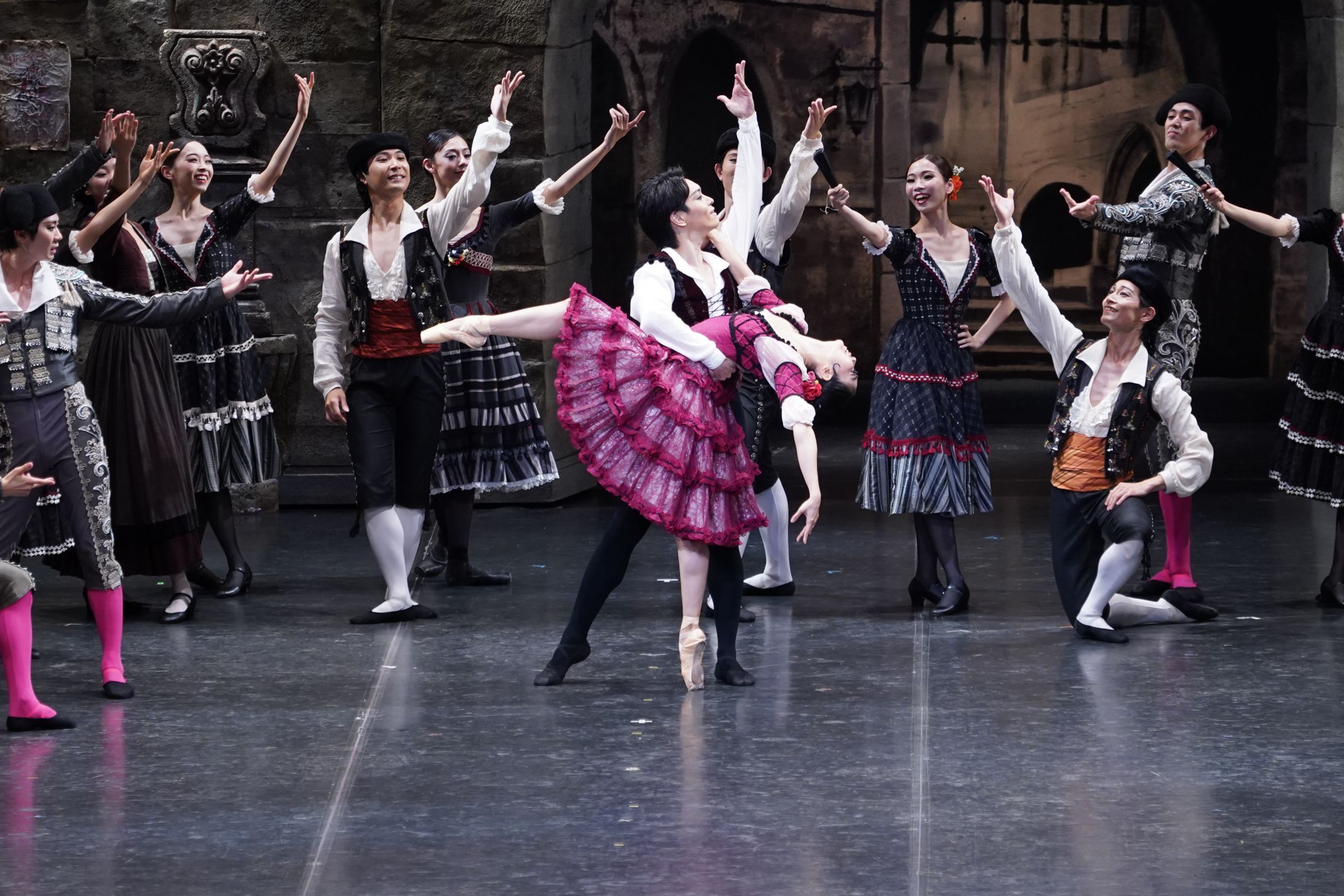 Shiori Kase as Kitri and Masaya Yamamoto as Basilio in Tetsuya Kumakawa's <i>Don Quixote</i> © K-Ballet Tokyo