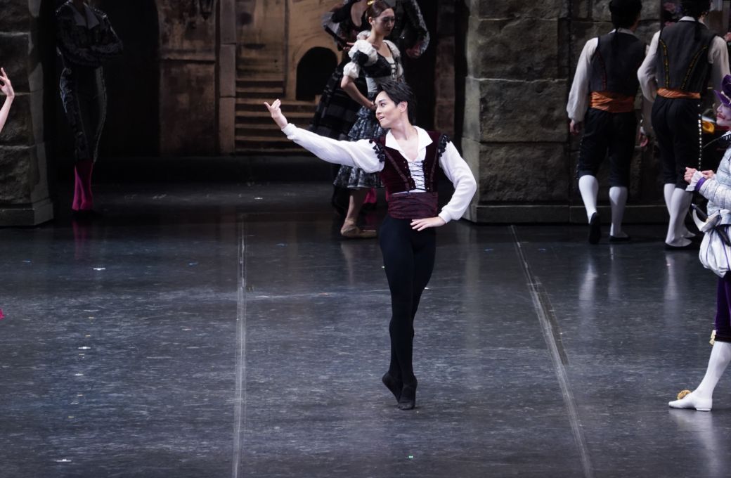Masaya Yamamoto as Basilio in Tetsuya Kumakawa's <i>Don Quixote</i> © K-Ballet Tokyo