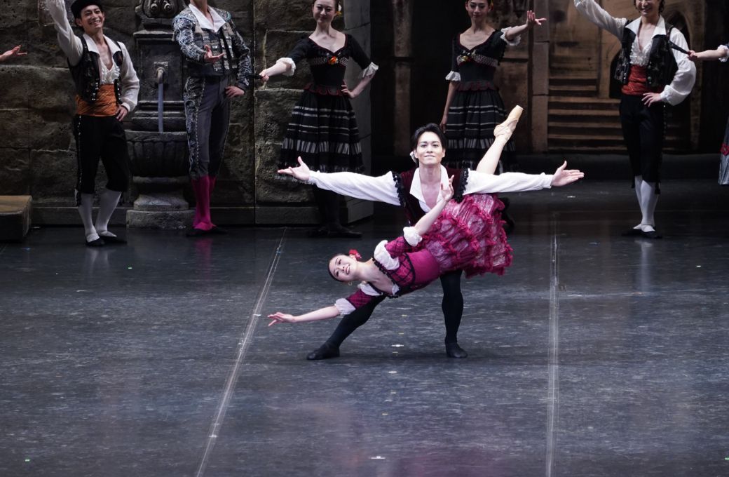 Shiori Kase as Kitri and Masaya Yamamoto as Basilio in Tetsuya Kumakawa's <i>Don Quixote</i> © K-Ballet Tokyo