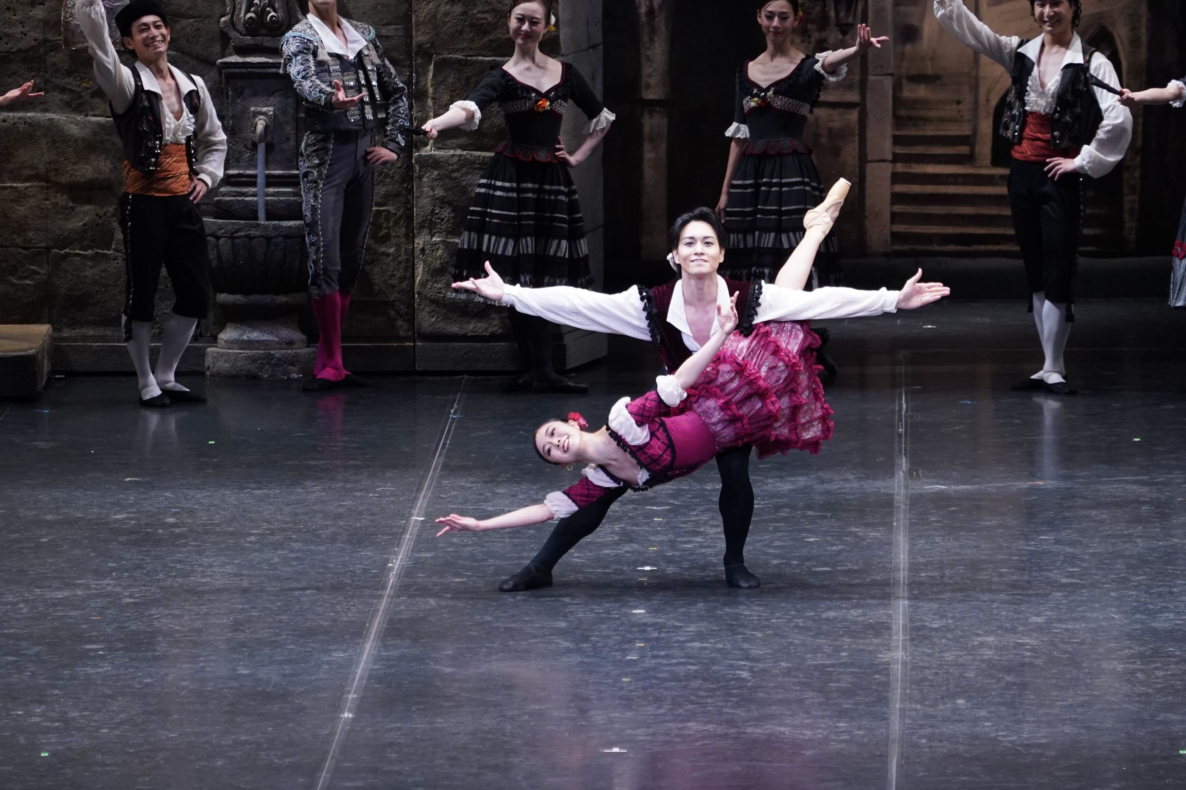Shiori Kase as Kitri and Masaya Yamamoto as Basilio in Tetsuya Kumakawa's <i>Don Quixote</i> © K-Ballet Tokyo