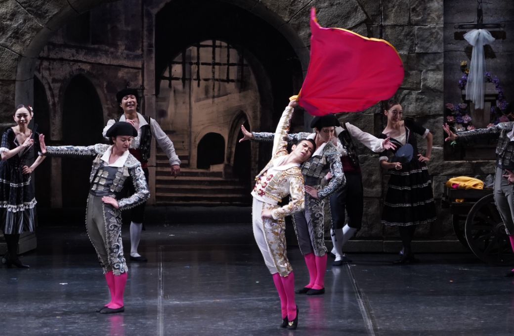 Hirotaka Yamada as Espada in Tetsuya Kumakawa's <i>Don Quixote</i> © K-Ballet Tokyo