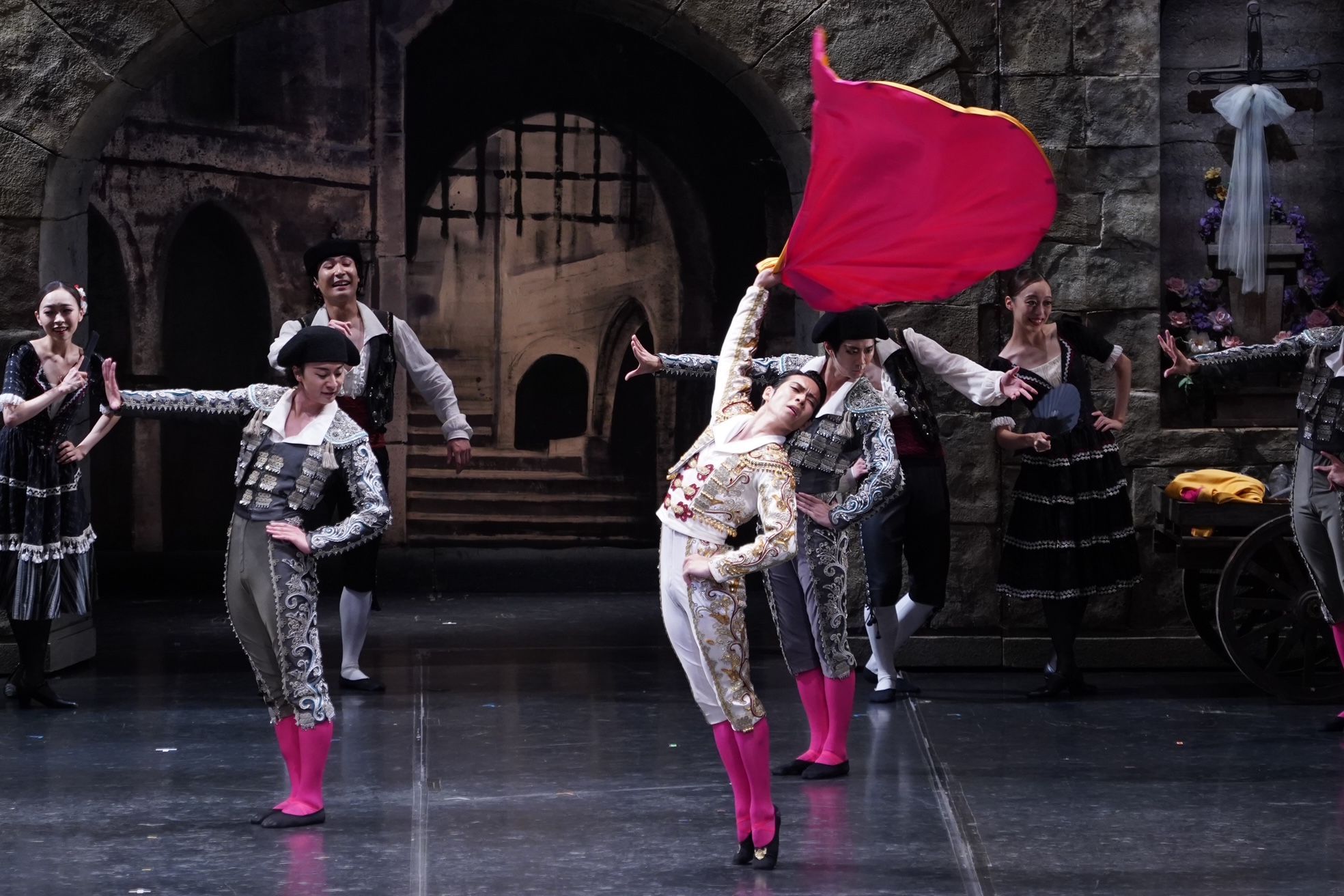 Hirotaka Yamada as Espada in Tetsuya Kumakawa's <i>Don Quixote</i> © K-Ballet Tokyo