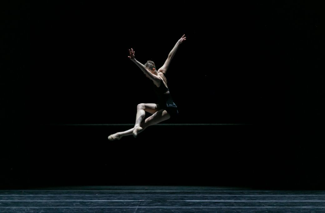 Samara Merrick in William Forsythe's <i>Blake Works V – The Barre Project</i> © Kate Longley