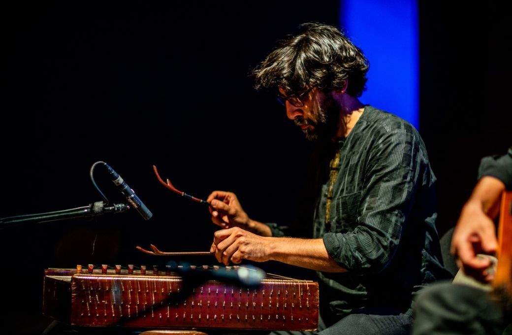 Keyvan Chemirani performs on <i>santur</i> &copy; Ensemble Resonanz
