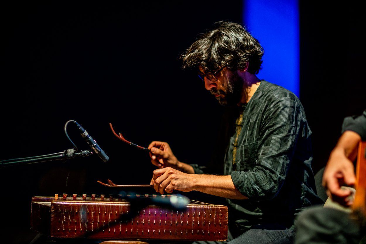 Keyvan Chemirani performs on <i>santur</i> &copy; Ensemble Resonanz