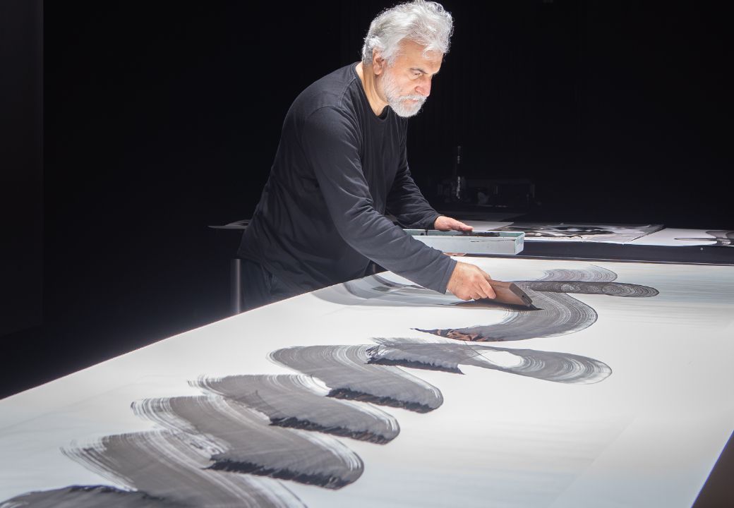 Artist Bahman Panahi works on &ldquo;musicalligraphy&rdquo; for <i>Sufi&rsquo;s Saraband</i> &copy; Giulia Charbit | La Cit&eacute; Bleue