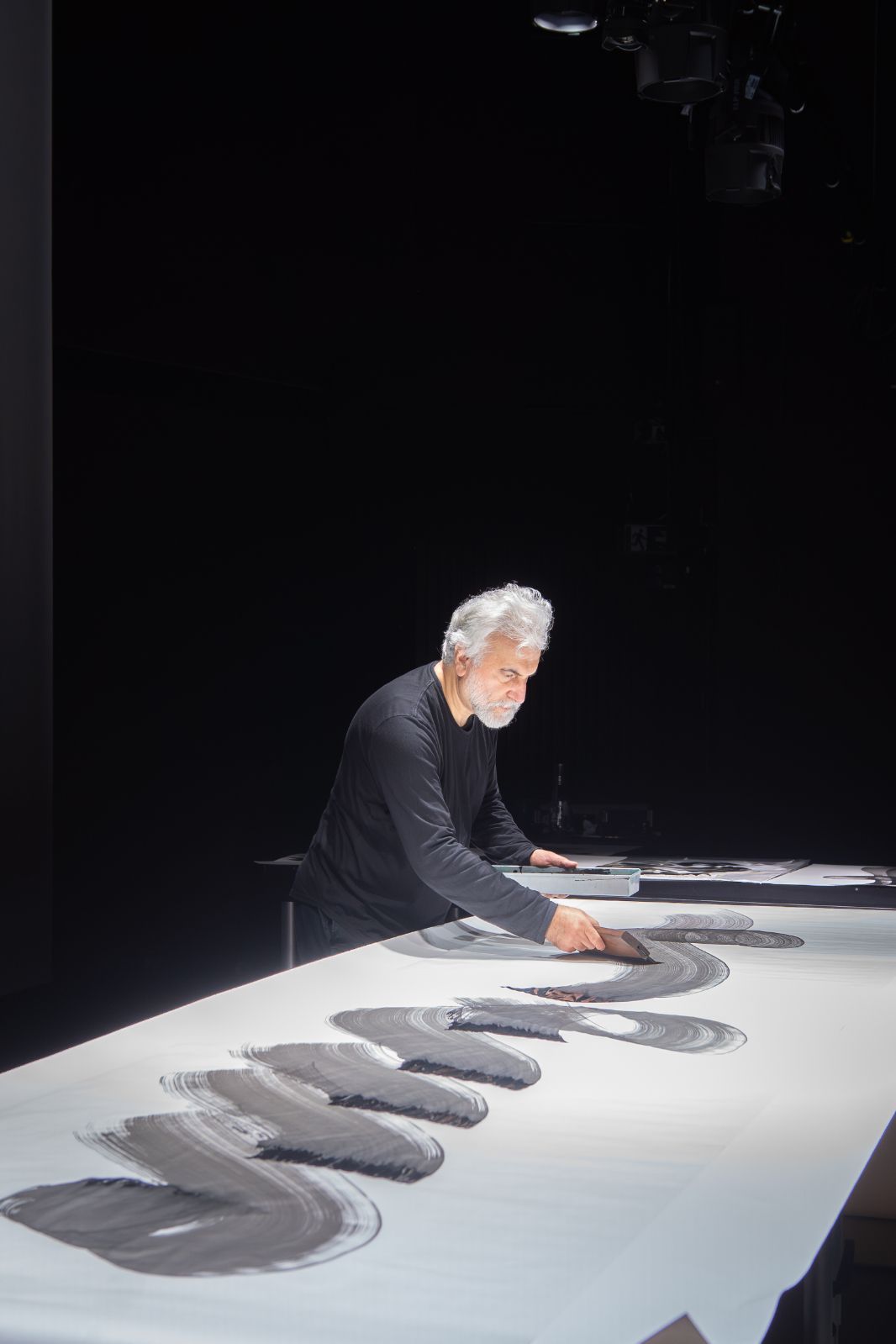 Artist Bahman Panahi works on “musicalligraphy” for <i>Sufi’s Saraband</i> &copy; Giulia Charbit | La Cité Bleue
