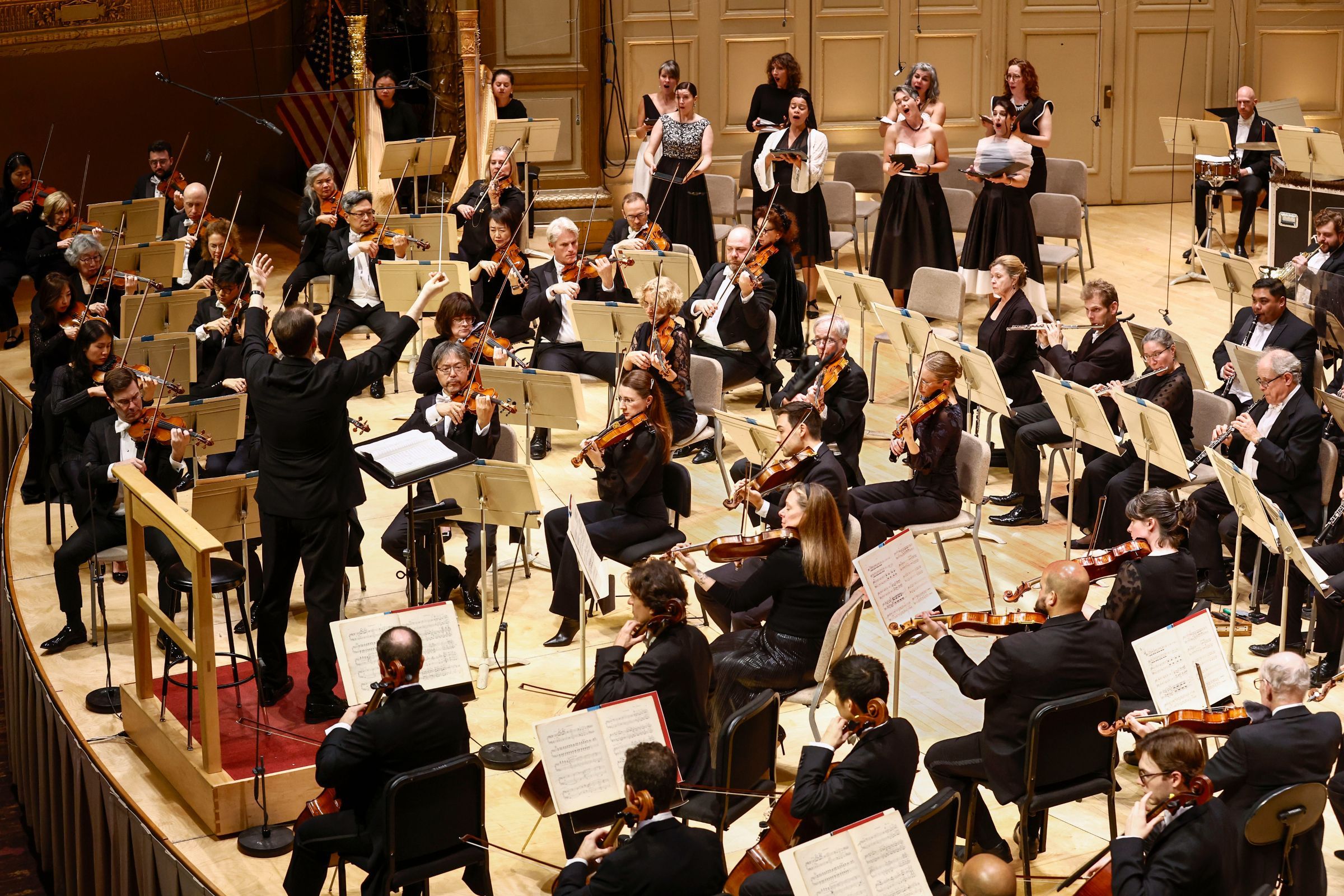 Andris Nelsons conducts the Lorelei Ensemble and Boston Symphony Orchestra &copy; Winslow Townson, courtesy of the BSO