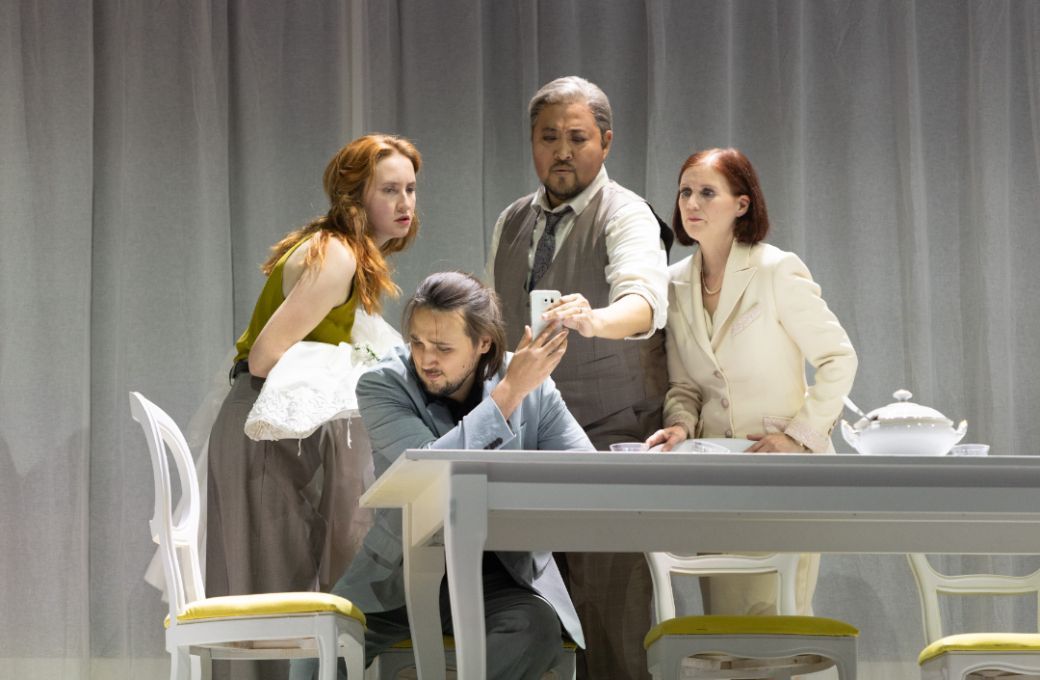 Sophie Czerwinski, Sergei Nikolaev (Alfredo), Sangmin Lee (Germont), Andrea Schwendtner &copy; Pedro Malinowksi