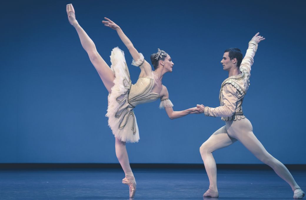 Valentine Colasante et Paul Marque dans <i>Thème et Variations</i> © Maria-Helena Buckley / Opéra national de Paris