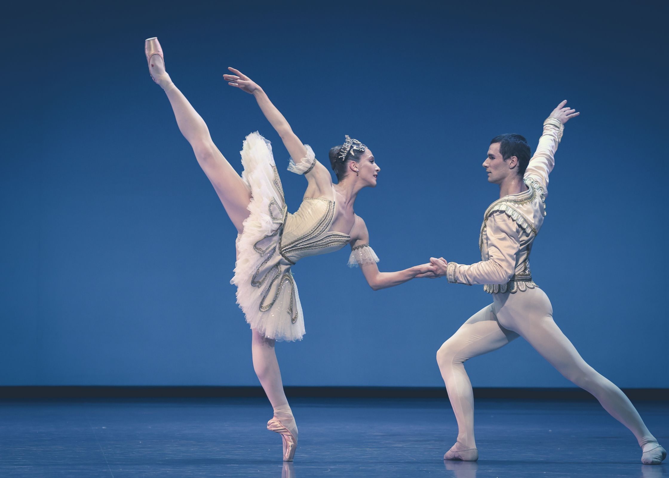 Valentine Colasante et Paul Marque dans <i>Thème et Variations</i> © Maria-Helena Buckley / Opéra national de Paris