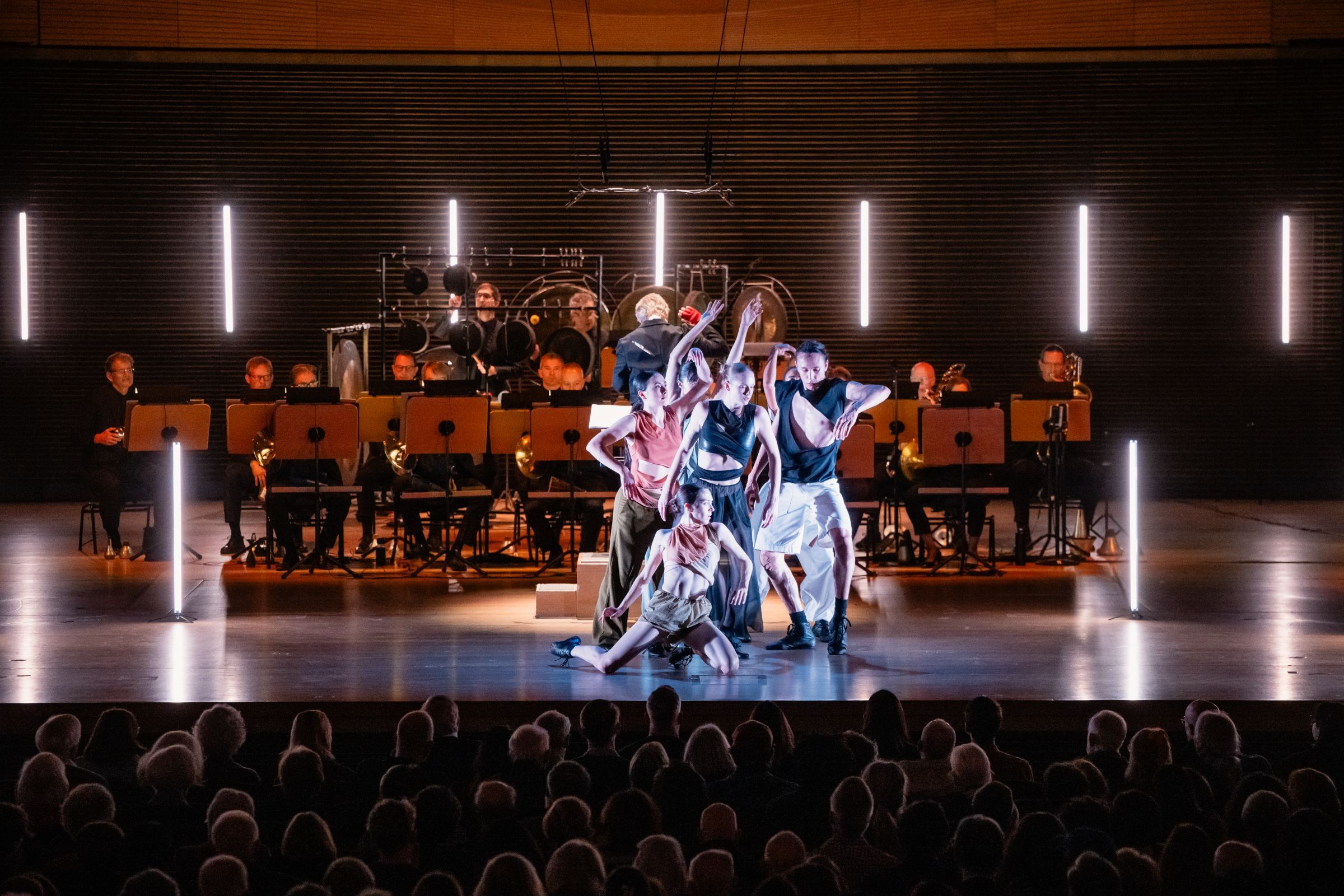 The LA Dance Project with the New York Philharmonic &copy; Brandon Patoc