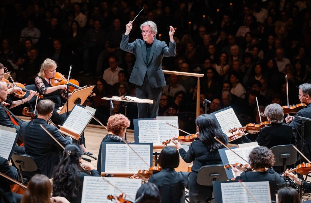 Esa-Pekka Salonen conducts the New York Philharmonic &copy; Brandon Patoc
