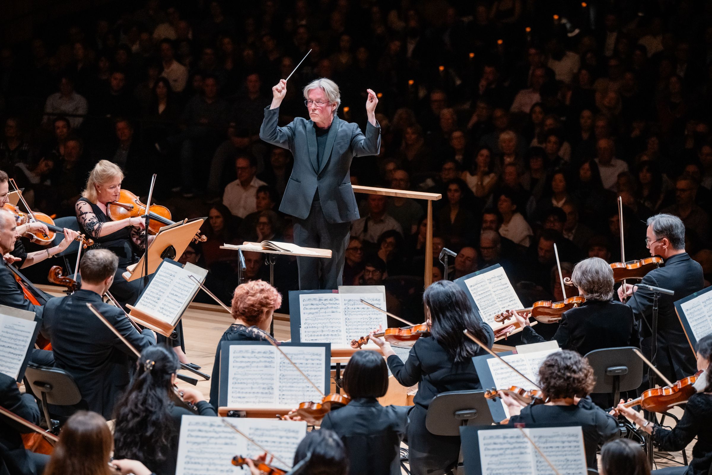 Esa-Pekka Salonen conducts the New York Philharmonic &copy; Brandon Patoc
