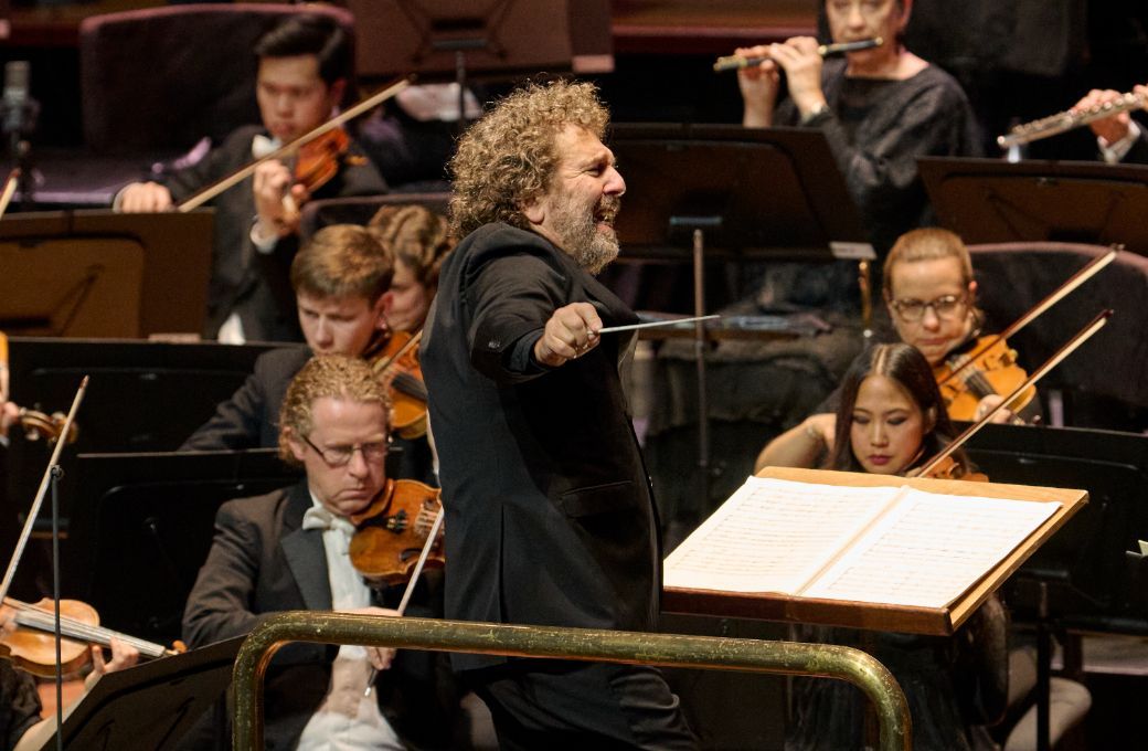 Asher Fisch conducts the West Australian Symphony Orchestra © Rebecca Mansell