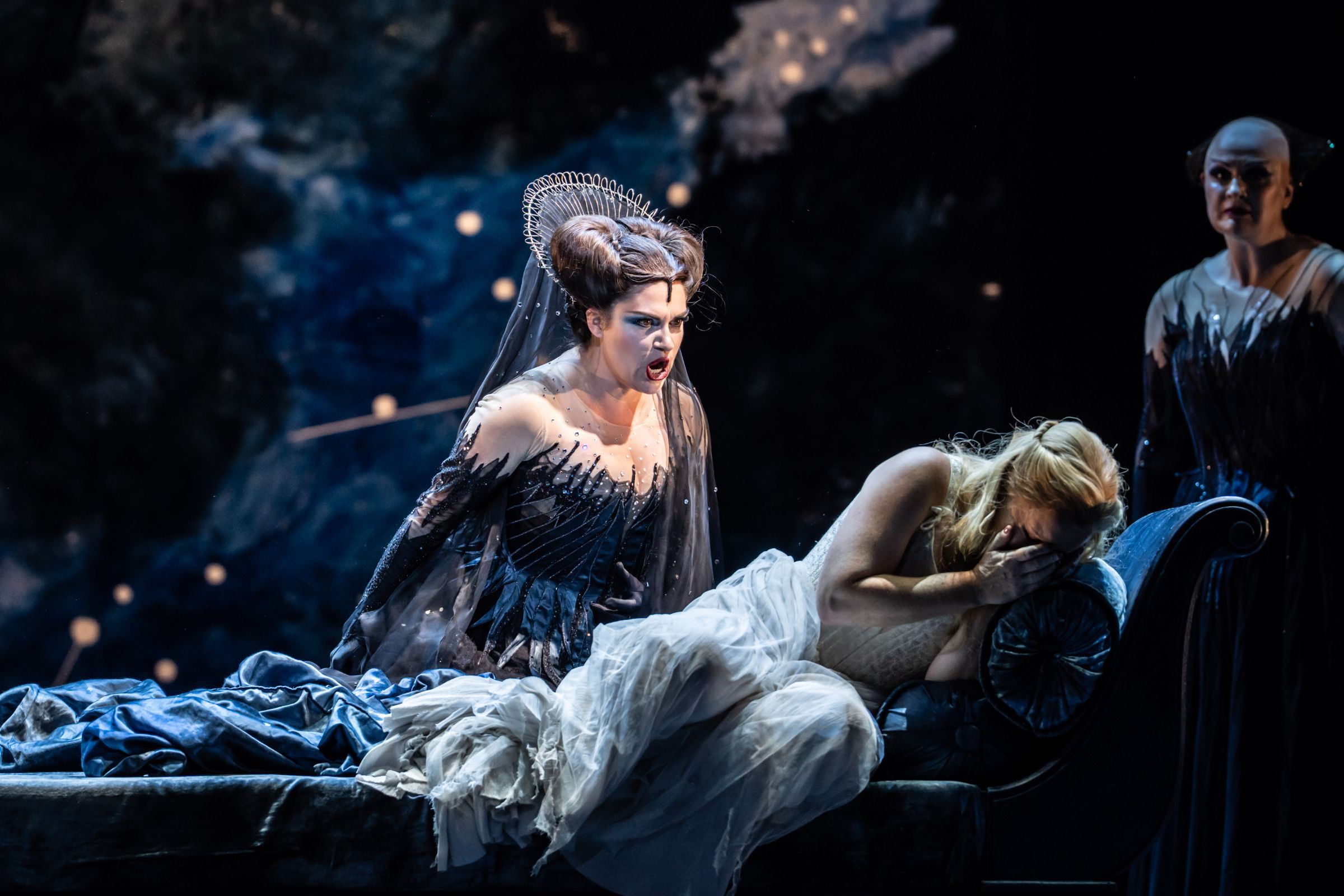 Kathryn Lewek (Queen of the Night) and Lucy Crowe (Pamina) &copy; The Royal Opera | Johan Persson