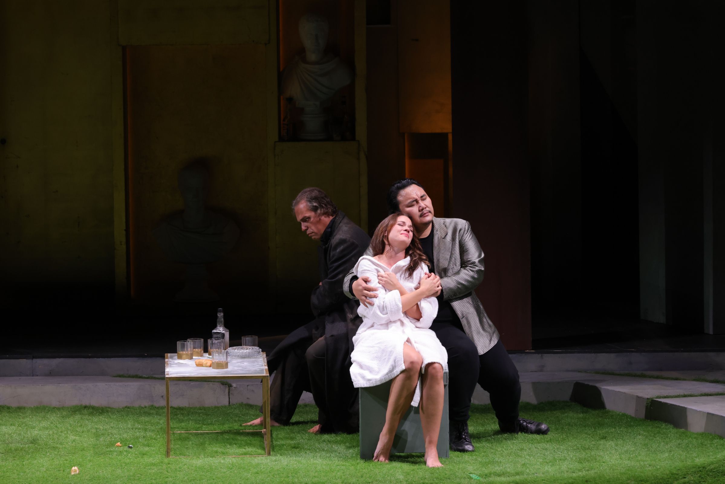 Fabrizio Beggi (Monterone), Regula Mühlemann (Gilda) and Amartuvshin Enkhbat (Rigoletto) &copy; Brescia e Amisano | Teatro alla Scala