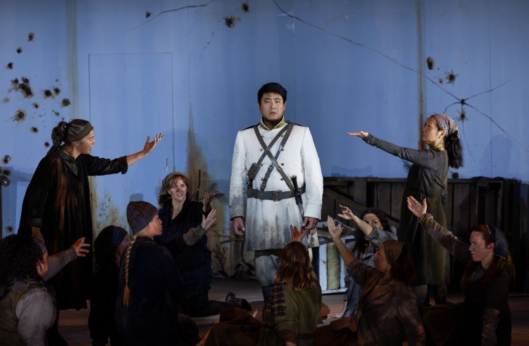 Zaikuan Song (Banquo) and the Boston Lyric Opera Chorus © Nile Scott Studios