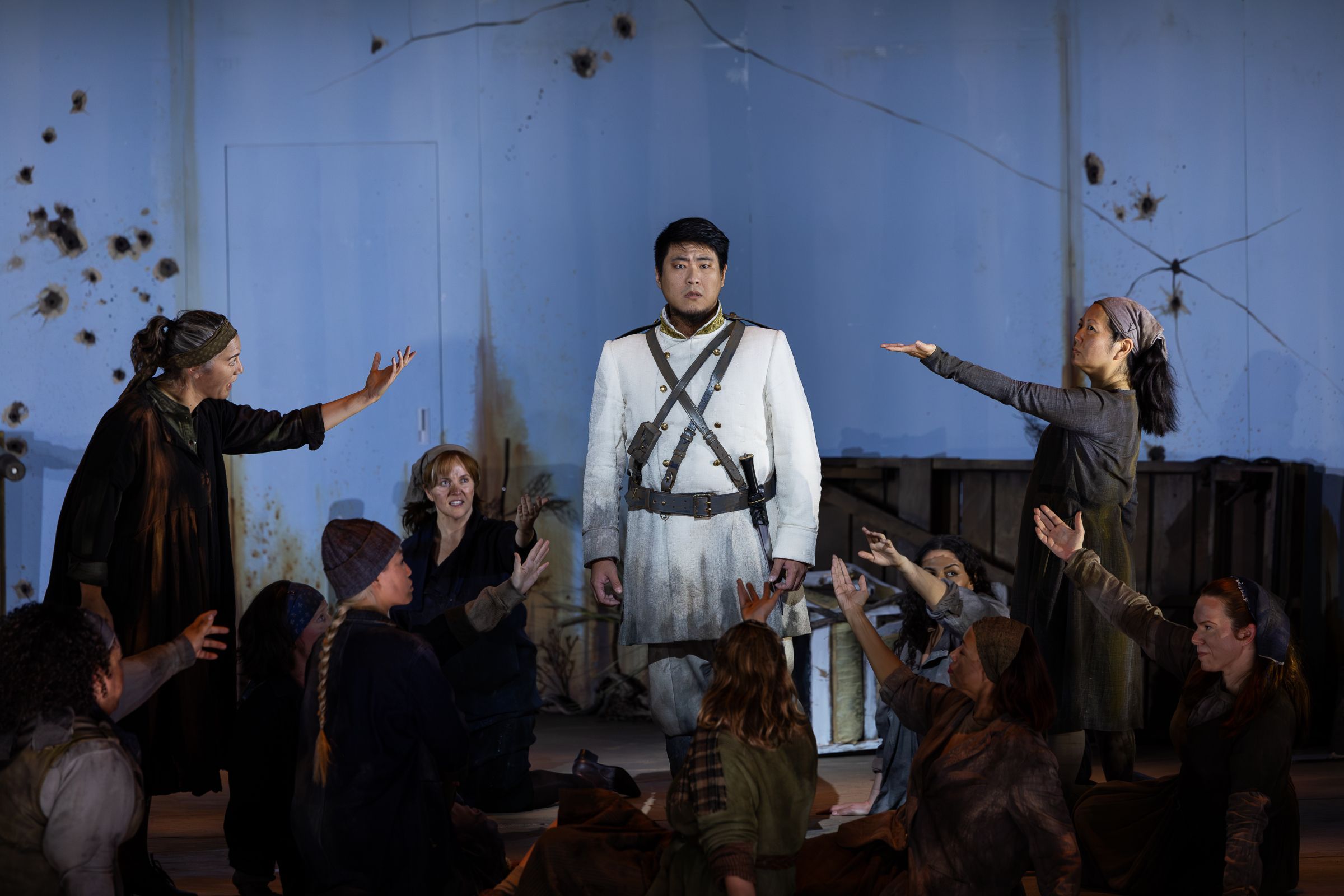 Zaikuan Song (Banquo) and the Boston Lyric Opera Chorus © Nile Scott Studios