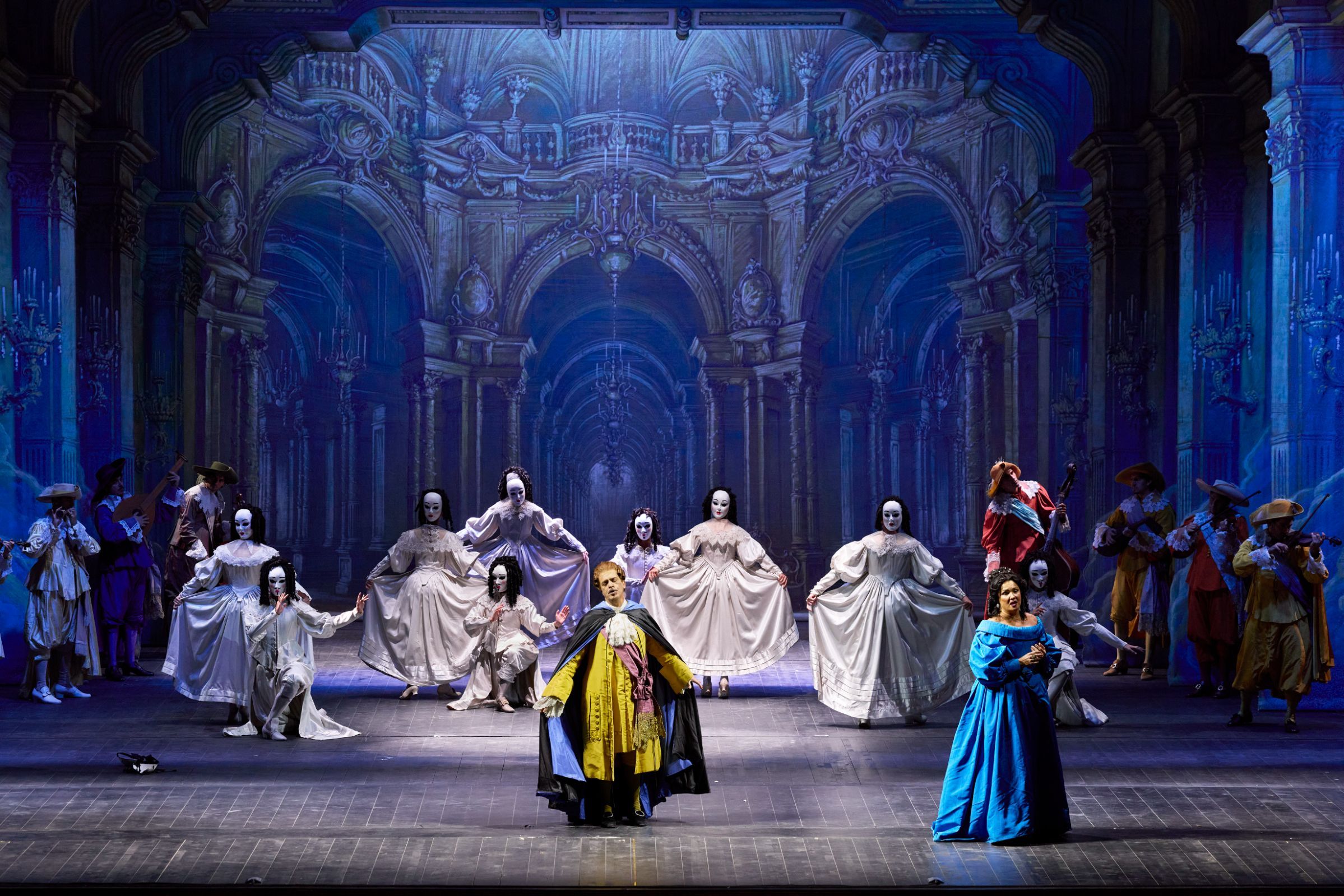 Piero Pretti (Riccardo), Anna Netrebko (Amelia) and ensemble &copy; Luciano Romano