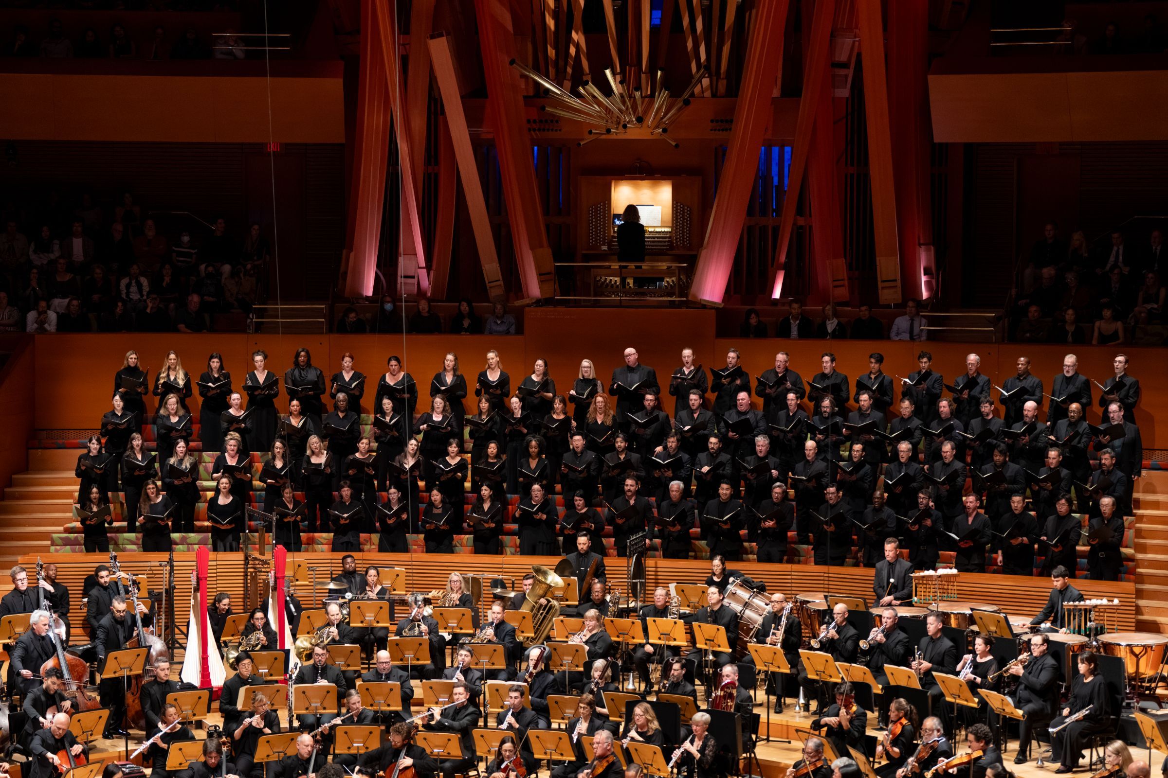 The Los Angeles Chorale and Los Angeles Philharmonic © Timothy Norris, courtesy of the Los Angeles Philharmonic Association