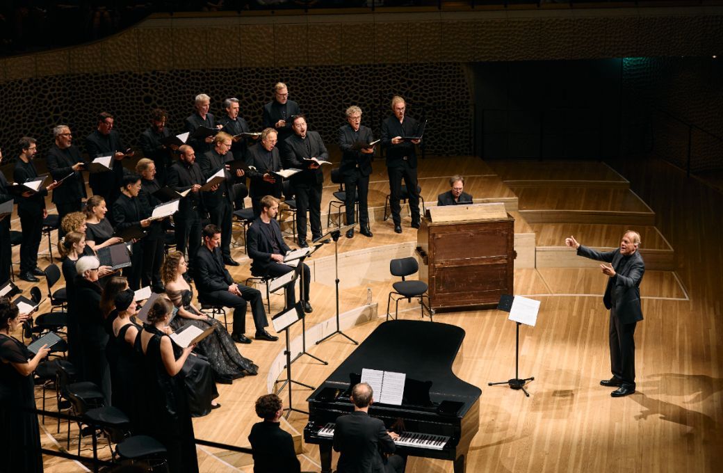Thomas Hengelbrock conducts the Balthasar-Neumann Choir and Ensemble © Carolin Windel