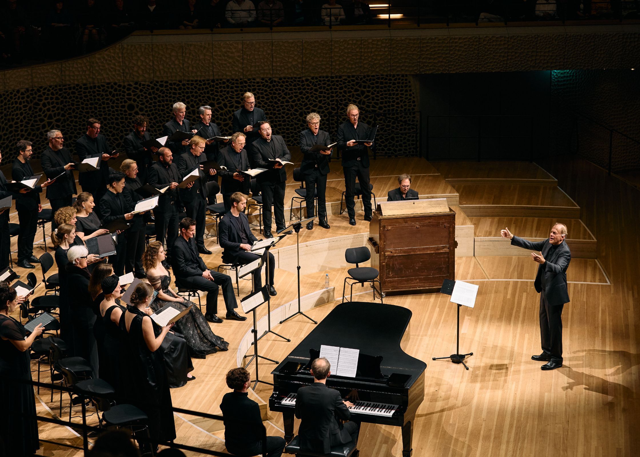 Thomas Hengelbrock conducts the Balthasar-Neumann Choir and Ensemble © Carolin Windel