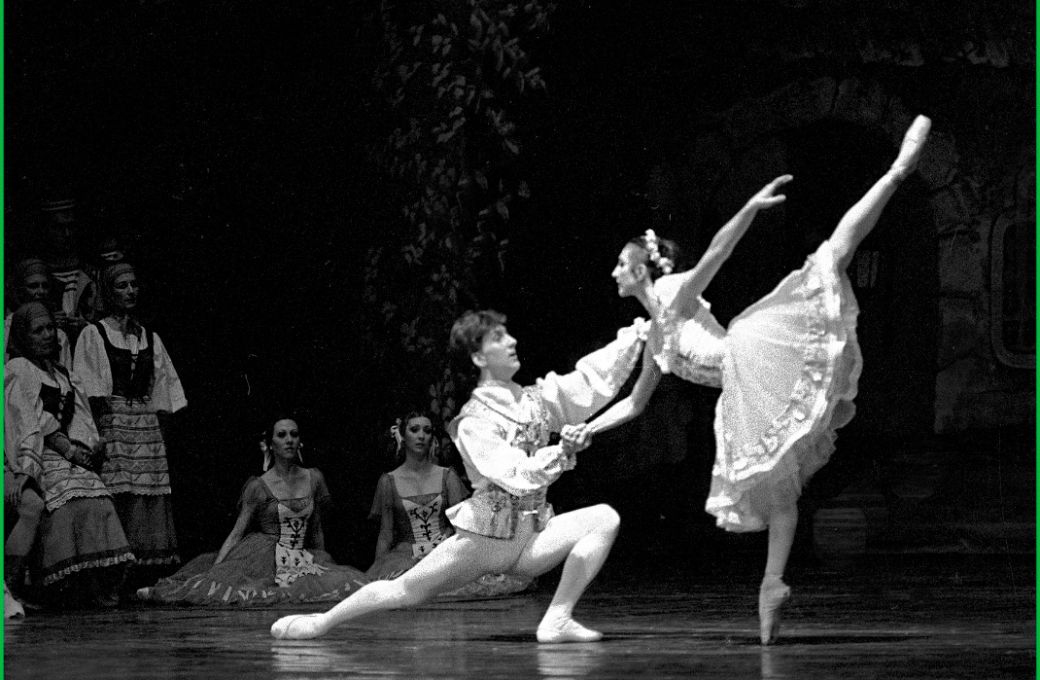 Julio Bocca and Silvia Bazilis in <i>Coppélia</i>, Ballet Teatro Colón in 1986 © Arnaldo Colombarolli