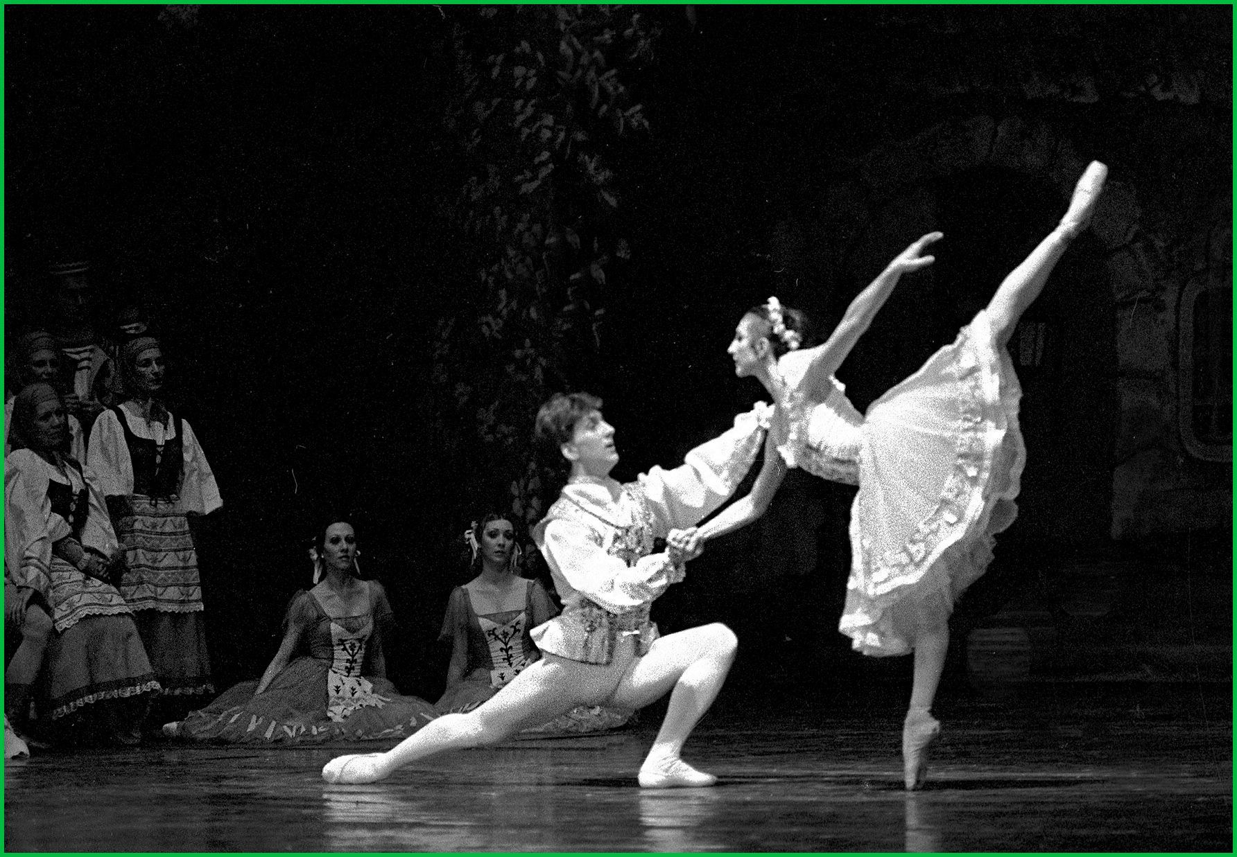 Julio Bocca and Silvia Bazilis in <i>Coppélia</i>, Ballet Teatro Colón in 1986 © Arnaldo Colombarolli