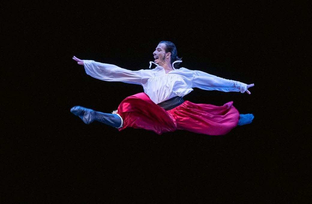 Ciro Tamayo in the <i>Gopak, Taras Bulba</i> for the 100th Anniversary Gala © Ballet Teatro Colon