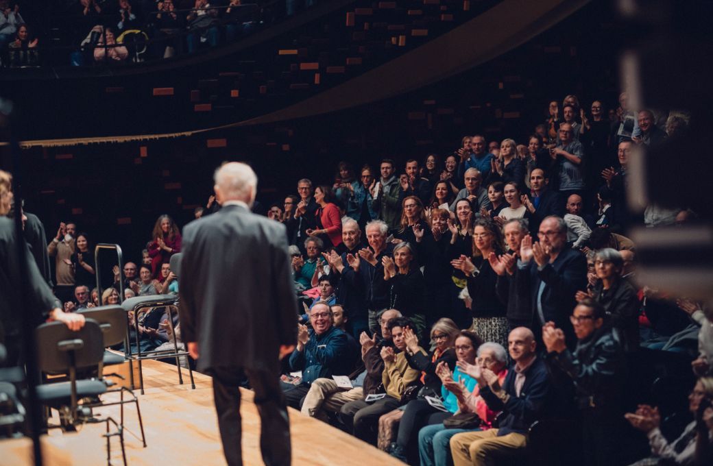 Daniel Barenboim entre en scène, grande salle Pierre Boulez, jeudi 16 octobre 2025 © Denis Allard