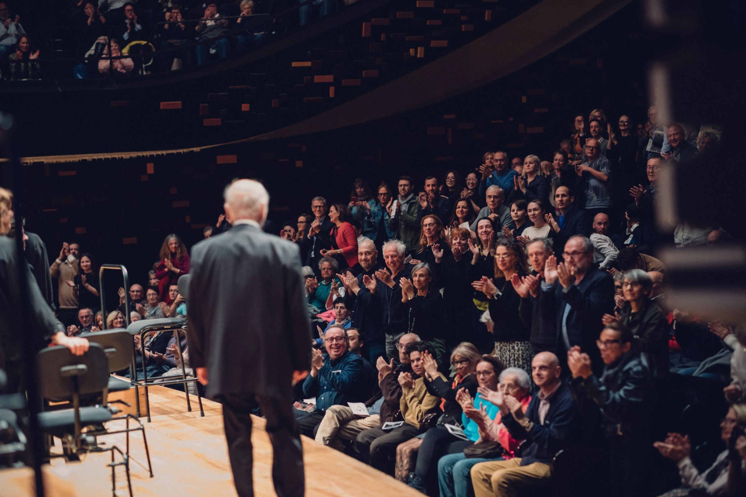 Daniel Barenboim entre en scène, grande salle Pierre Boulez, jeudi 16 octobre 2025 © Denis Allard