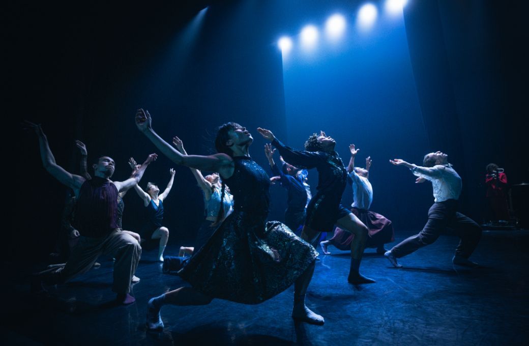 Hofesh Shechter Company in <i>Theatre of Dreams</i> © Todd MacDonald
