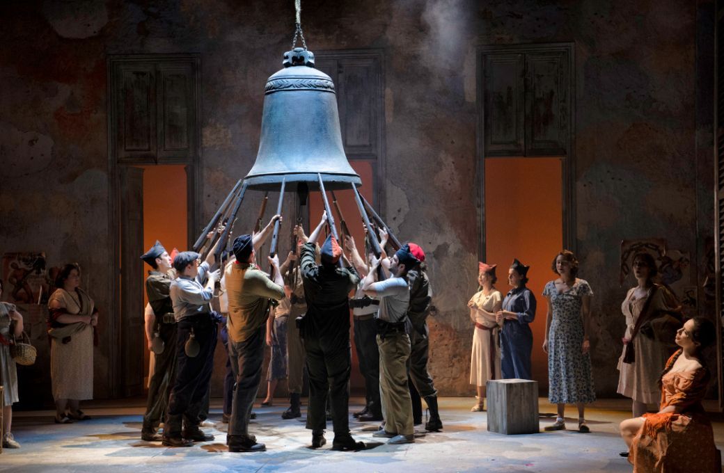 Chorus of Wexford Festival Opera © Pádraig Grant