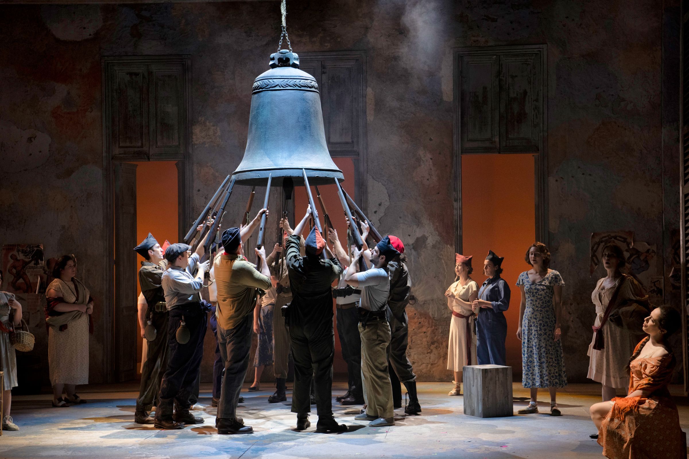 Chorus of Wexford Festival Opera © Pádraig Grant