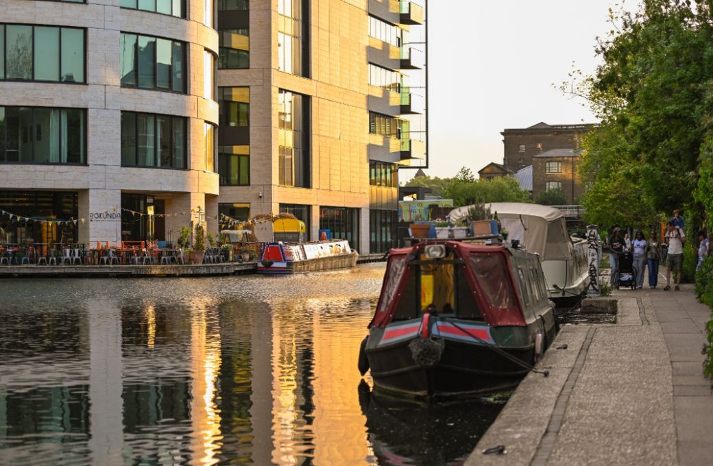 Terrace of Rotunda restaurant and bar next to Regent’s Canal © Monika S Jakubowska