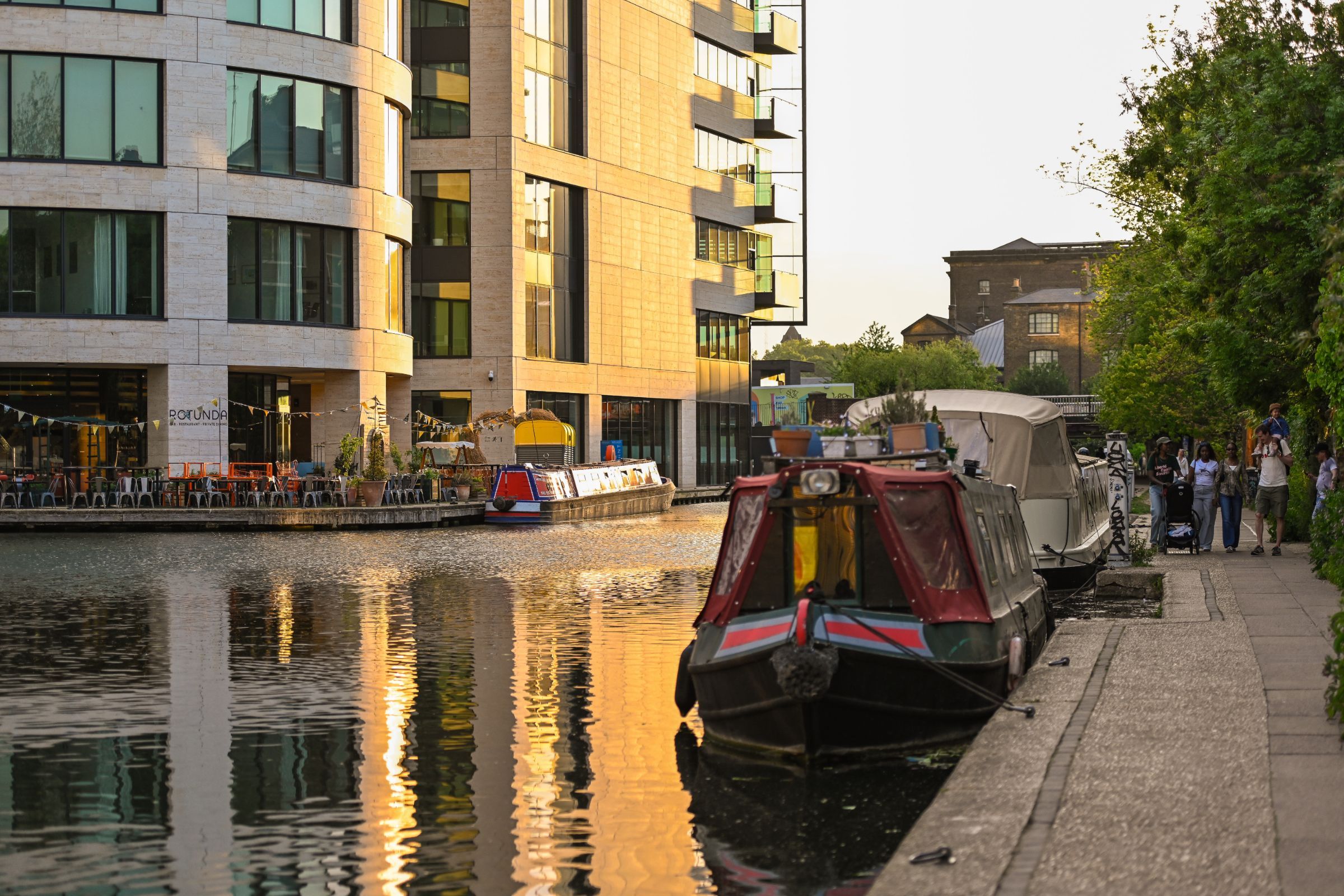 Terrace of Rotunda restaurant and bar next to Regent’s Canal © Monika S Jakubowska